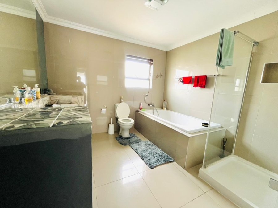 6 Bedroom Property for Sale in Gonubie Eastern Cape